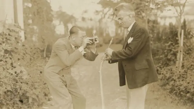 SALT'ın “Açık Arşiv” projesi kapsamında geliştirilen serginin kavramsal çerçevesi, geçmişte yaşamış figürlerin özel hayatlarına, 'mikro tarih' üzerine çalışan tarihçi Ece Zerman'a ait./ Said Bey’in oğlu Hakkı Tez fotoğraf çekerken. SALT Araştırma, Said Bey Arşivi
