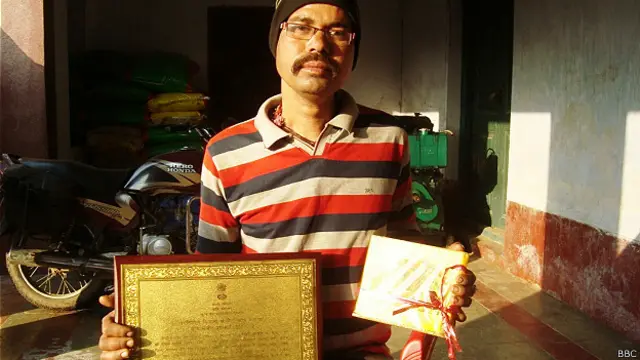 'विश्व रिकॉर्ड' बनाने वाले सुमंत कुमार अपने सम्मान दिखाते हुए.