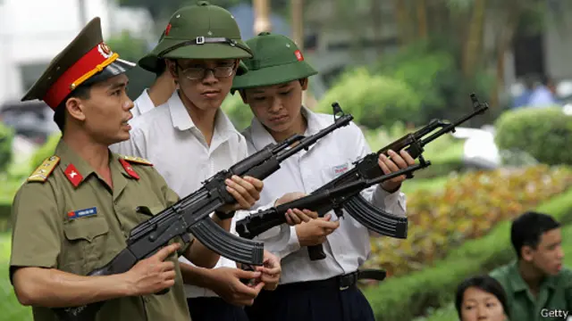Занятия по НВП со старшеклассниками во Вьетнаме
