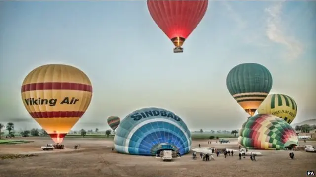 الاقصر میں سیاح غباروں میں سیر کرتے ہیں