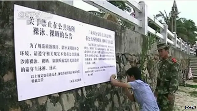 پولیس نے خبردار کیا کہ لوگ کپڑے پہنیں ورنہ انھیں گرفتار بھی کیا جا سکتا ہے