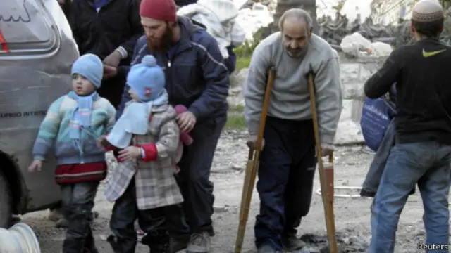 تمكن عمال الإغاثة الاثنين من إجلاء حوالي 300 سوري من مدينة حمص