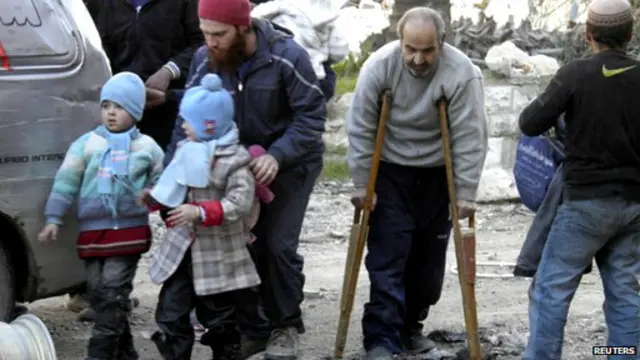 又有約300名敘利亞人逃離霍姆斯的被圍困了18個月的老城。 