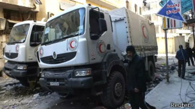 Hombre junto a camión de la Media Luna Roja