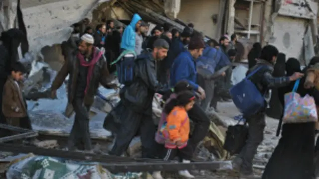 Wakazi wa mji wa Homs wakiondoka kufuatia mapigano