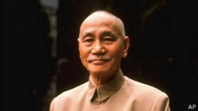 جمهوری چین به رهبری چیانک کای شک در تایوان تشکیل شد ولی مدعی حاکمیت بر تمامی چین است