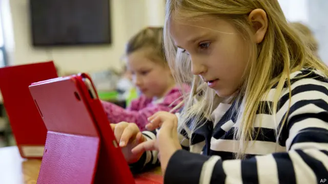 टैबलेट का इस्तेमाल करते बच्चे