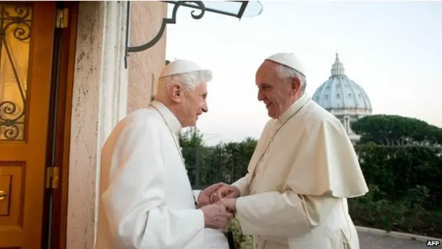 O papa emérito Bento 16 encontra o papa Francisco (foto: AFP)