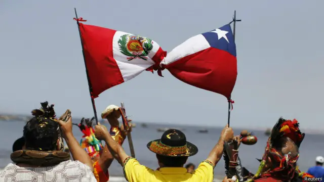 Banderas de Chile y Perú entrelazadas