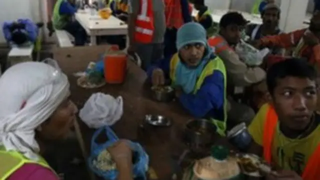 كثير من العمال يشتكون من ظروف معيشتهم ومساكنهم.