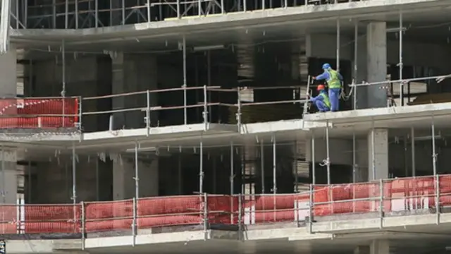 يقدر ما ستنفقه قطر في مشروعات البنى التحتية الخاصة بكأس العالم بنحو 200 مليار دولار