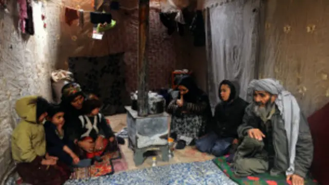 بېځايه شوي چې ډېری يې ښځې دي له حکومت نه د مرستو غوښتنه کوي