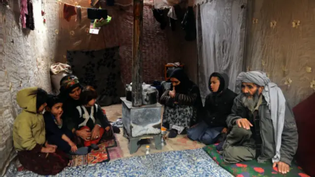 دا مهال په افغانستان کې تر شپږ لکو زیات بېځایه شوي کډوال اوسېږي، چې ډېر یې پخپلو سیمو کې د ناامنیو په وجه نورو سیمو ته کوچېدلي.