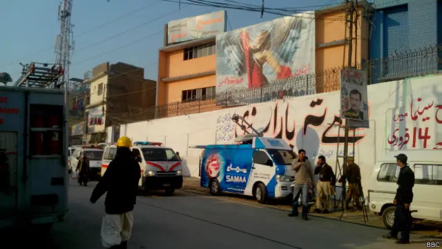 اس ماہ کے اوائل میں پشاور ہی کے ایک اور سینیما میں ہینڈ گرینیڈ سے حملہ کیا گیا تھا