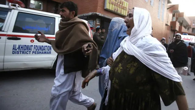 سی سی پی او پشاور اعجاز خان نے جائے وقوعہ پر میڈیا سے گفتگو میں بتایا کہ پہلا دھماکہ سہ پہر تین بج کر 40 منٹ پر ہوا۔