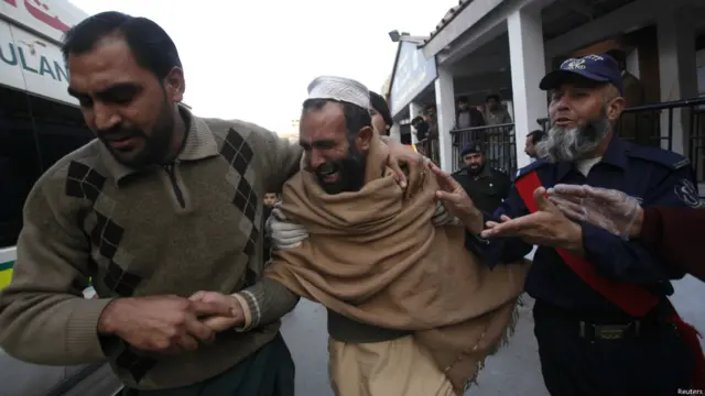 حکام کے مطابق زخمیوں کو پشاور کے لیڈی ریڈنگ ہسپتال منتقل کیا گیا ہے اور ہسپتال میں ایمرجنسی نافذ کر دی گئی ہے۔