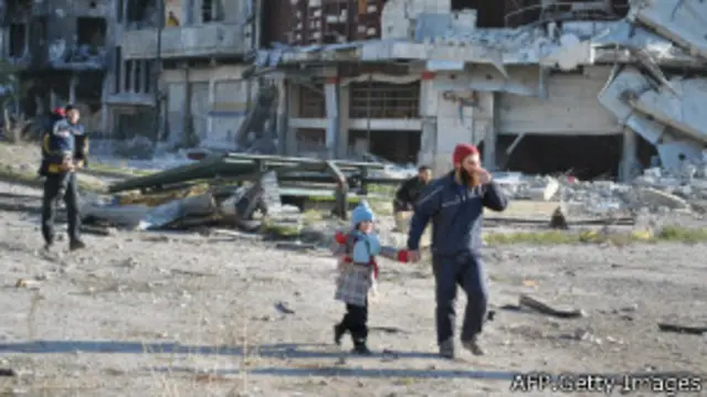 تعدادی از ساکنان حمص در آستانه ترک شهر پس از حدود دو سال محاصره