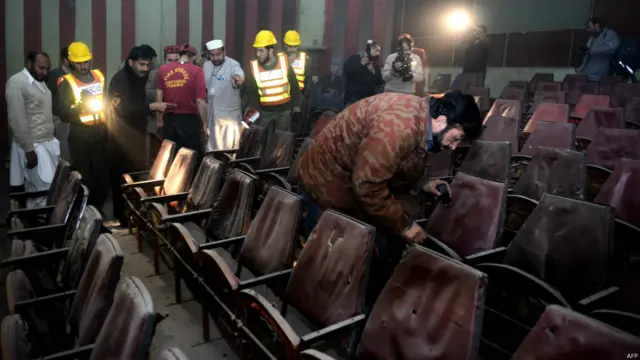 پولیس کا کہنا ہے کہ پہلا دھماکہ شمع سینما گھر کے چھوٹے ہال میں آگے کی نشستوں کے پاس ہوا جبکہ دوسرا اور تیسرا دھماکہ ہال کے وسط اور آخری نشستوں کے پاس ہوا۔