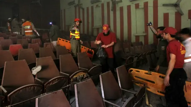 جس وقت دھماکے ہوئے اس وقت سینما گھر میں پہلا شو چل رہا تھا اور ایک سو سے زیادہ افراد موجود تھے۔