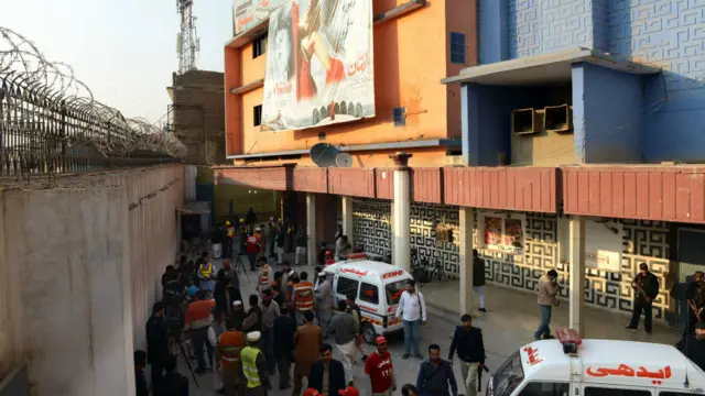 پاکستان کے صوبہ خیبر پختونخوا کے دارالحکومت پشاور میں ایک سینما گھر میں تین دستی بموں کے دھماکے ہوئے۔ 