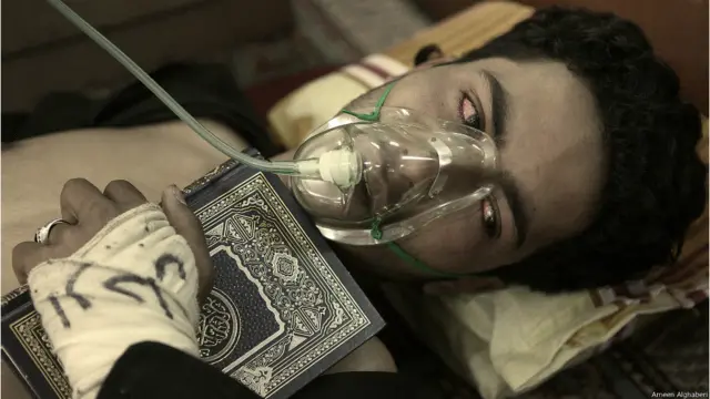 متظاهر يعاني من صعوبة في التنفس بسبب الغازات المسيله للدموع التي تعرض لها يوم "جمعة الكرامة" 18 مارس 2011 - أمين الغابري 