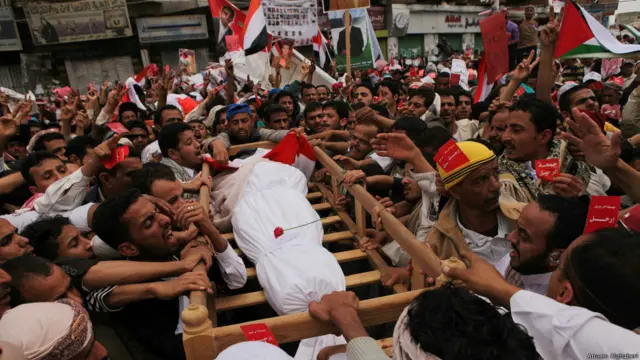 عشرات الالاف يشاركون في تشييع جثامين بعض من قتلوا في احداث "جمعة الكرامة" في ميدان التغيير بصنعاء - امين الغابري 2011