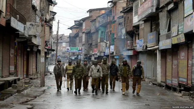 भारत प्रशासित कश्मीर की राजधानी श्रीनगर में गश्त लगाते हुए पुलिसकर्मी. घाटी में राजनीतिक समूहों ने तीन दिन की हड़ताल बुलाई है.