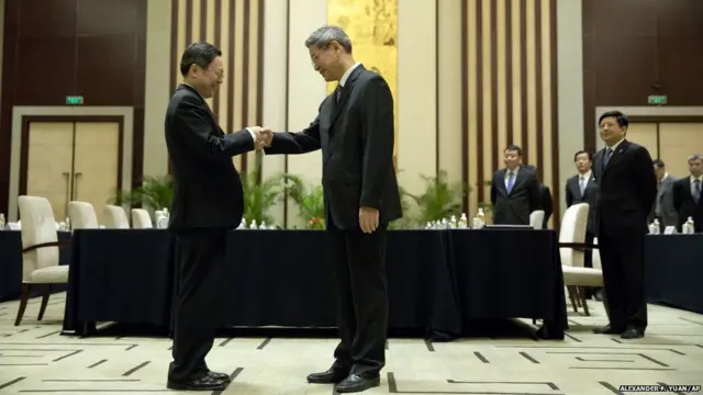 चीन और ताइवान ने 1949 में गृह युद्ध ख़त्म होने के बाद पहली बार उच्च स्तरीय बातचीत की है. नानजिंग ने चार दिनों तक चलने वाली इस बातचीत का कोई आधिकारिक एजेंडा नहीं जारी नहीं किया गया है, लेकिन इसे आपसी भरोसा बढ़ाने के क़दम के तौर पर देखा जा रहा है.