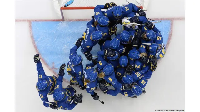 रूस के सोची में चल रहे विंटर ओलंपिक खेलों के चौथे दिन महिला आइस हॉकी ग्रुप बी के मैच में जर्मनी को हराने के बाद स्वीडन की टीम की खिलाड़ियों ने एक दूसरे को बधाई दी.