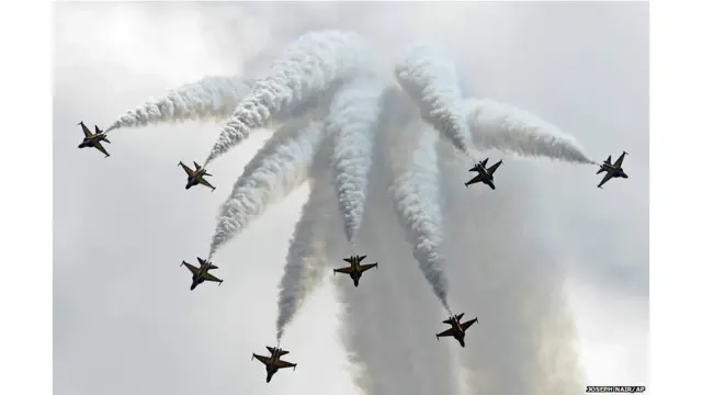 सिंगापुर एयर शो में दक्षिण कोरिया की वायुसेना के टी-50 विमानों ने इस तरह करतब दिखाए.