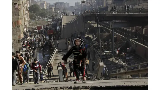 मिस्र में राजधानी काहिरा के पास इल-मार्ग इलाके में एक पुल गिर गया जिसके बाद वहां स्थानीय लोग जमा हो गए.