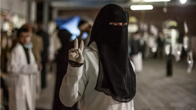 15 مارس 2011: طبيبة يمنية في مستشفى ميداني لعلاج الجرحى من المتظاهرين. عبدالرحمن جابر 
