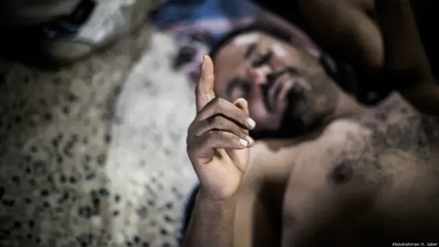 17 ابريل 2011: متظاهر مصاب يعالج في مستشفى ميداني في صنعاء. عبد الرحمن جابر مصمم ومصور يمني وثق بكاميرته احداث ثورة فبراير عام 2011