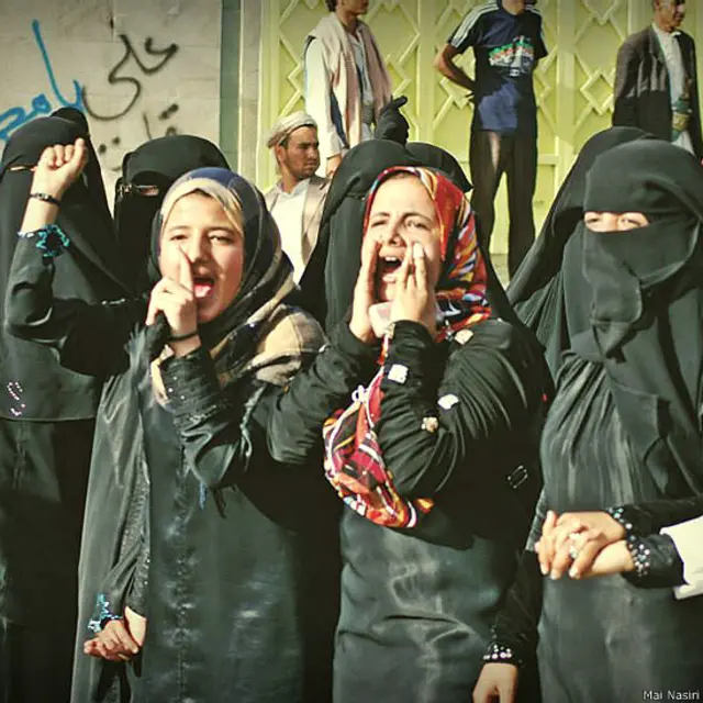 صور من مظاهرات خرجت فيها نساء عام 2011 بعدسة مي نصيري.