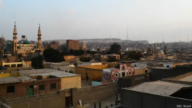 Al Qarafa, onde túmulos foram convertidosbetfair para iphonecasas (BBC Brasil)