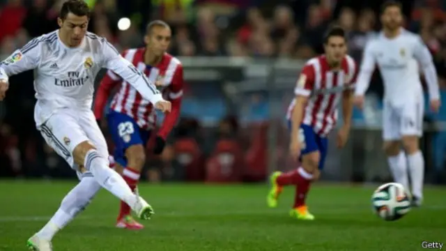 أحرز المهاجم البرتغالي رونالدو هدفين مبكرين من ركلتي جزاء. 