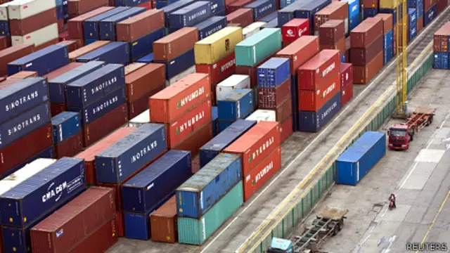 上海自贸区内某集装箱码头（11/2/2014）