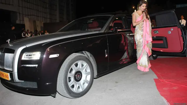 इन दिनों काफ़ी चर्चा में हैं प्रियंका चोपड़ा. अपनी किसी नई फ़िल्म के लिए नहीं बल्कि अपनी मंहगी ख़रीद रॉल्स रॉयस के लिए.