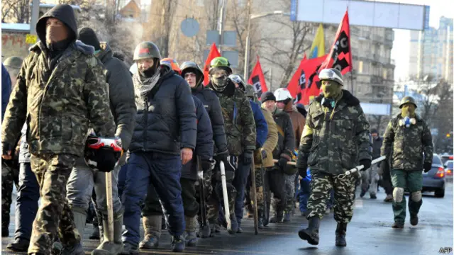 Труски киген жетілген әйелдер Мерекелік кеште қызыл көйлек киген жетілген брюнетка