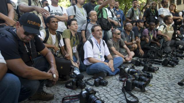 Jornalistas em homenagem a Santiago Andrade (AP)