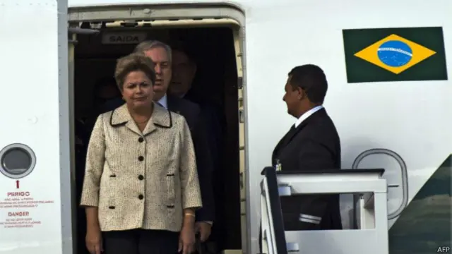 Dilma desce do avião em Havana