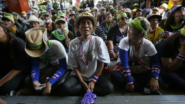 لا تزال المعارضة التايلاندية تحاول إعاقة عمل الحكومة بالاعتصام أمام إداراتها.