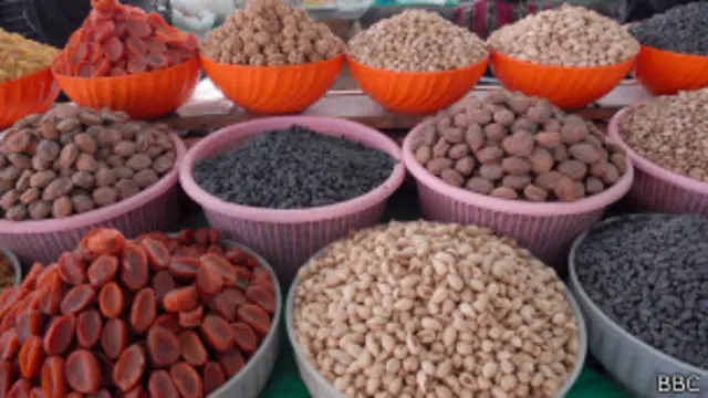 باداموں میں پائی جانے والی یہ مونو سیچوریٹڈ چکنائی دل کی بیماری کے خطرے اور خون میں کولیسٹرول کو کم کرتی ہے