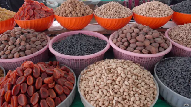 وہ لوگ جو سبزی خور ہیں یا مچھلی کھانا پسند نہیں کرتے، وہ یہ مادے مختلف بیجوں اور میووں سے حاصل کرسکتے ہیں۔