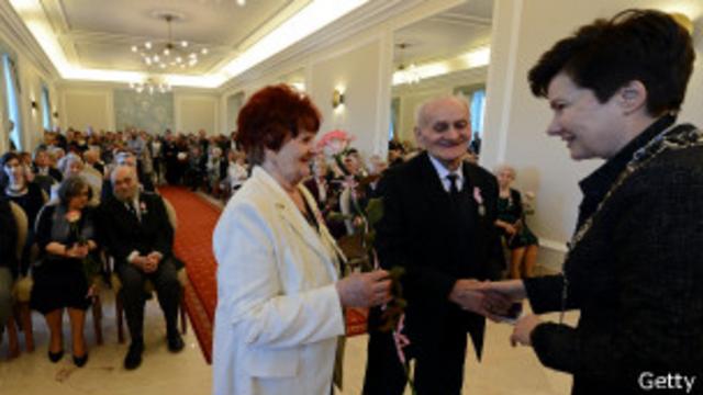 Pareja en Polonia recibe medalla al cumplir bodas de oro