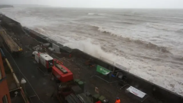 مئات آلاف البيوت بلا كهرباء. 