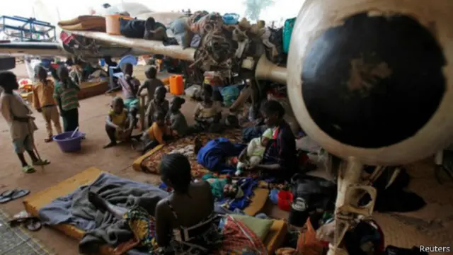 Warga di bandar udara