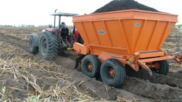 Composto de coco sendo aplicado no campo