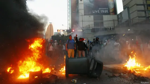 Protestos em Caracas nesta quarta (Reuters)