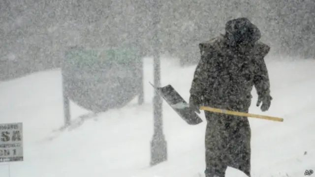 北卡羅萊納大學校工清理積雪(2014年2月12日)